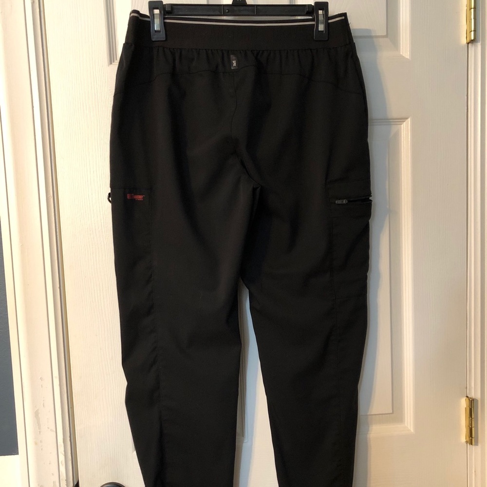Grey’s Anatomy Black Medium Petite pants